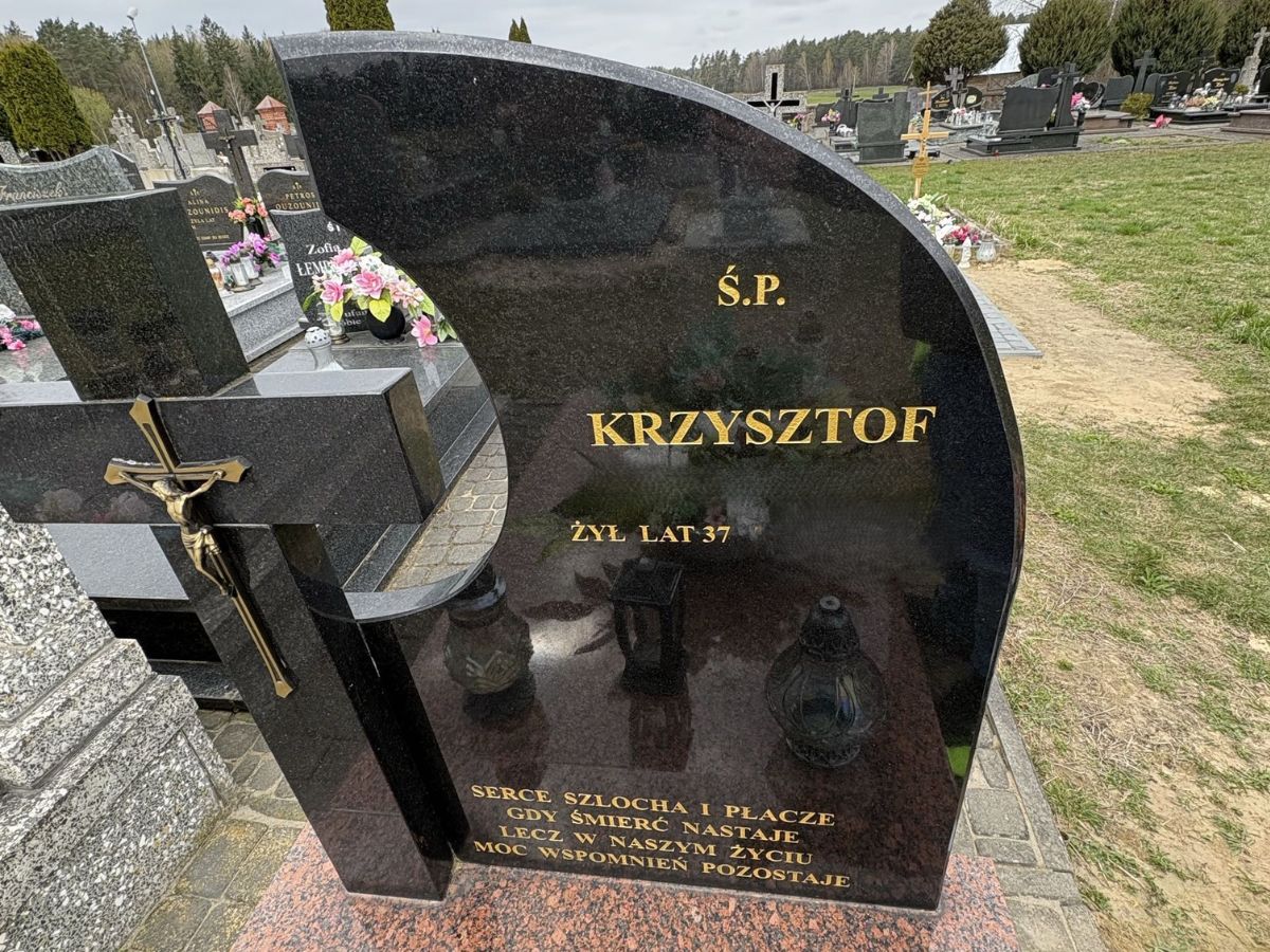 Ten sam pomnik po odnowieniu i pomalowaniu liter farbą specjalistyczną w kolorze złotym
