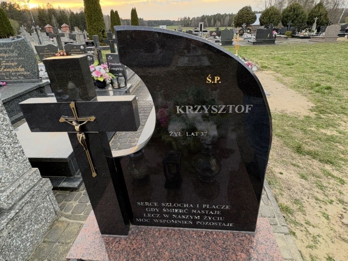 Zatarty, wyblakły napis na granitowym pomniku przed renowacją — Cmentarz Centralny w Siedlcach